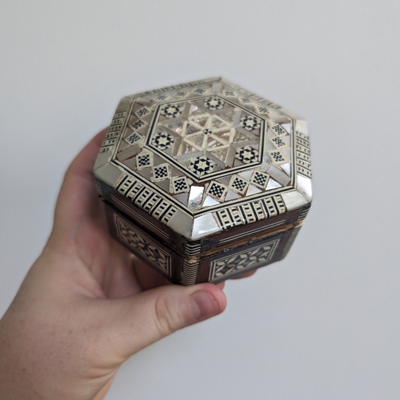 Vintage Jewelry box - Picture 1 of 5